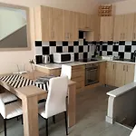 Апартаменти Bright And Quiet With Ocean View